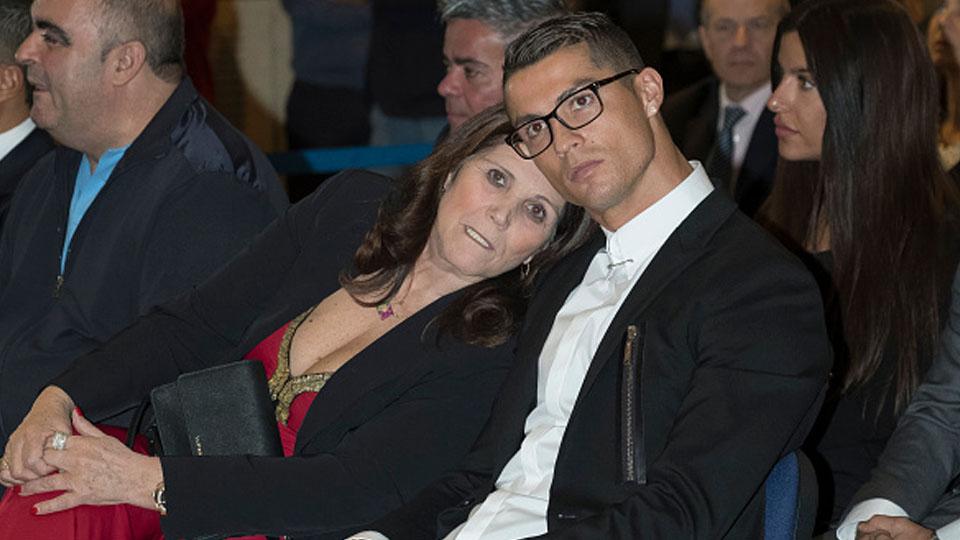 Penyerang Timnas Portugal, Cristiano Ronaldo dan ibunya Maria Dolores.
